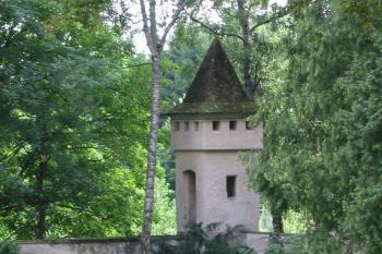 část zámecké "obranné" zdi s věži (© D Dohňanský, 07/2014)