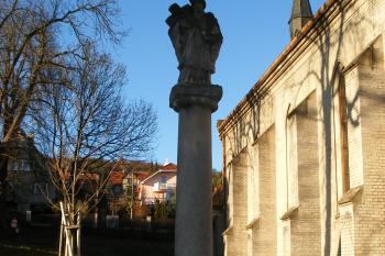 Sloup se sochou sv. Jana Nepomuckého v Libušíně (© Jiří Špaček, 02/2016)