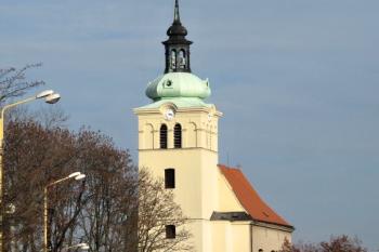 Celkový pohled na kostel od západu (© Jan P. Štěpánek 11/2013)
