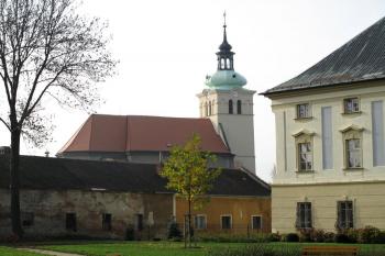 Pohled na kostel ze zámeckého parku (© Jan P. Štěpánek 11/2013)