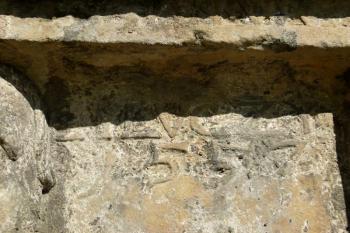 Detail jednoho z náhrobních kamenů s datem 1557 (© Jan P. Štěpánek 11/2013)