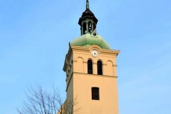 vstupní průčelí kostela po vykácení stromů (© Jan P. Štěpánek 04/2014)