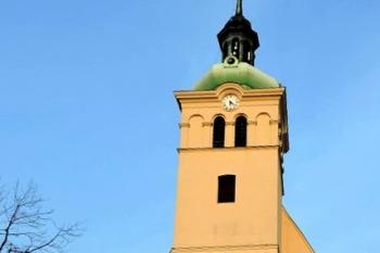 vstupní průčelí kostela po vykácení stromů (© Jan P. Štěpánek 04/2014)