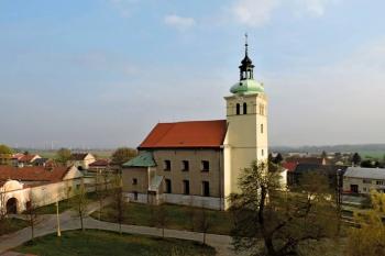 pohled na kostel ze střechy zámku (© Jan P. Štěpánek 04/2014)