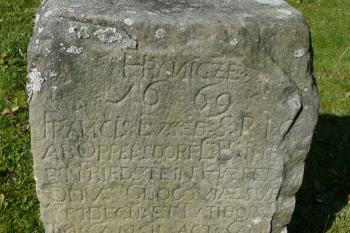 hraniční kámen 1669 vedle kříže (© Martin Kovář, 11/2013)
