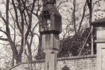 Moravský Krumlov - Boží muka na fotografii z počátku 20.století (soukr.sbírka IvoR) (© ? / Walter)
