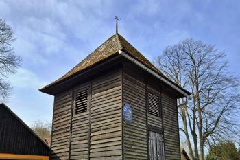 dřevená zvonice u kostela (© Jan P. Štěpánek  04/2024)