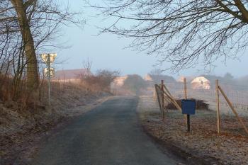 Pohled na statek od příjezdové cesty (od východu) (© Milan Tejnor, 3/2011)