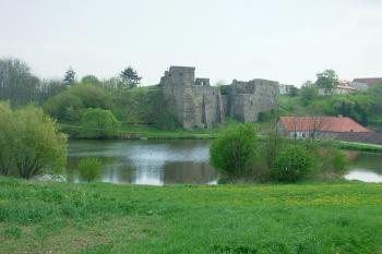 Celkový pohled na statek a hrad (© Milan Tejnor, 4/2012)