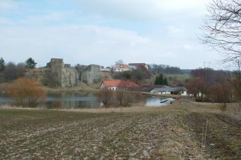 Celkový pohled na statek a hrad (© Milan Tejnor, 4/2013)