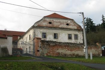 Pohled od východu na severní barokní zámek (© D Dohňanský, 12/2014)