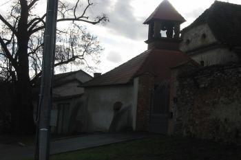 vstup se zvoničkou a dvěma opěráky,za ním štít renesanční části zámku (© D Dohňanský, 12/2014)