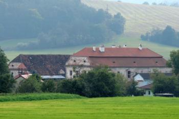 celkový pohled na střed obce se zámkem od východu ( © Jan P. Štěpánek 07/2015)