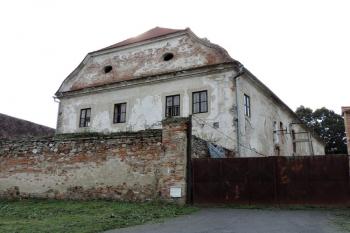 zámecké křídlo z návsi  ( © Jan P. Štěpánek 07/2015)