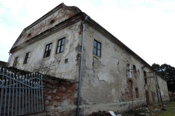 vnější fronta zámeckého křídla ( © Jan P. Štěpánek 07/2015)
