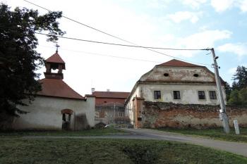 celkový pohled z návsi ( © Jan P. Štěpánek 07/2015)
