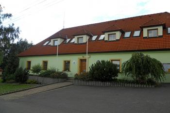 Hlavní vchod do budovy obecního úřadu, pohled od jihu (© Jan Švejkar, 07/2013)