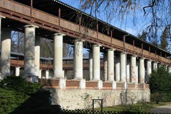 málo vídaná zámecká kolonáda (© D Dohňanský, 03/2014)