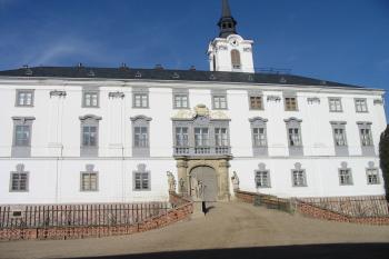 hlavní zám.průčelí (© D Dohňanský, 11/2016)