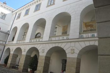 Vnitřní nádvoří, východní arkádové křídlo ( © Dušan Dohňanský 09/2019)