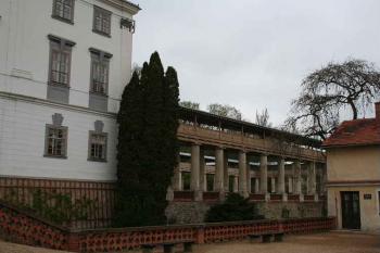 Kolonáda v zahradě od jihu (© Ivan Grisa, 05/2008)