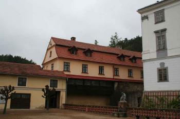 Západní část prvního nádvoří, (© Ivan Grisa, 05/2008)