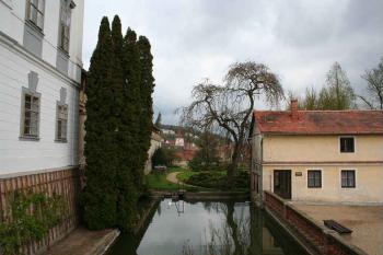 Pohled z mostu přes druhý příkop do zahrady (© Ivan Grisa, 05/2008)