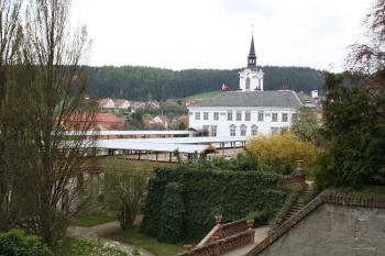 Pohled na zahradu a zámek od severovýchodu (© Ivan Grisa, 05/2008)