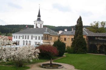 Zámek s nárožní věží, bývalým divadlem a salla terenou od severovýchodu (© Ivan Grisa, 05/2008)