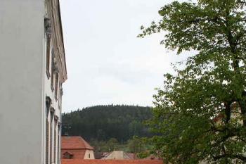 Průhled od severu na první nádvoří (© Ivan Grisa, 05/2008)