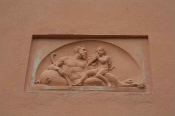 Antikisující reliéf na východní fasádě zahradnictví (© Ivan Grisa, 05/2008)