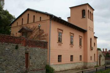 Zámecké zahradnictví z let 1884 - 85, pohled od jihozápadu (© Ivan Grisa, 05/2008)
