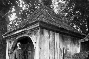 hřbitovní branka na snímku z roku 1924 (© Vavroušek, Bohumil: Kostel na dědině a v městečku, Kvasnička a Hampl, Praha 1929)