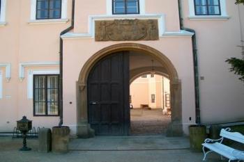 vstupní brána zámku (2003 ©Václav Hodek)