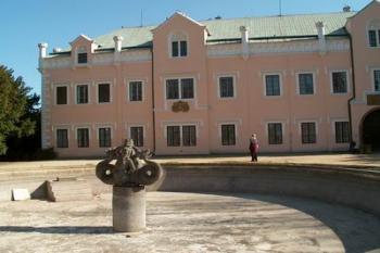 průčelí a kašna s plastikou J. Brokoffa (2003 ©Václav Hodek)