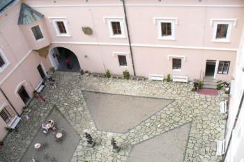 Klášterec nad Ohří - pohled na nádvoří z ochozu velké věže (© Pavel Jarý,  12.08.2007)
