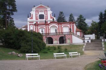 Pohled ze vstupní brány zámku (© Gogol, 07/2008)