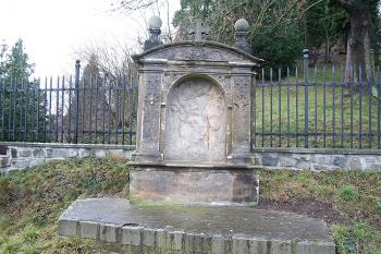 Zastavení křížové cesty z roku 1691 u východního vstupu do zámeckého parku (© Ivan Grisa, 12/2008)