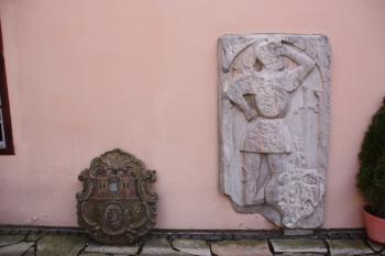 minilapidárium u nádvorní stěny jižního křídla (© Ivan Grisa 10/2009)