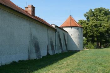 Hradební zeď s baštou na severním okraji města (© Jiří Cukr, 08/2015)