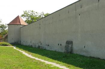 Hradební zeď s baštou na severním okraji města (© Jiří Cukr, 08/2015)