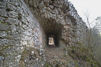 střílna torionu kryjící vstupní bránu (© 2011 Pavel Dolanský)