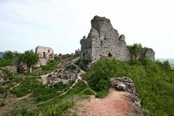pohled na jádro z koruny torionu - vlevo renesanční budovy u brány, vpravo gotická část s hranolovou věží (© Pavel Zany Komárek, 10. 5. 2009)