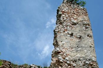 jižní nároží jihovýchodního paláce s oblým pilířem (© Pavel Zany Komárek, 10. 5. 2009)