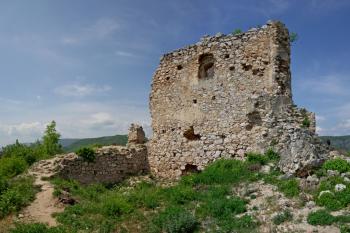průčelí hranolové věže a přilehlý dvorek od jihozápadu (© Pavel Zany Komárek, 10. 5. 2009)