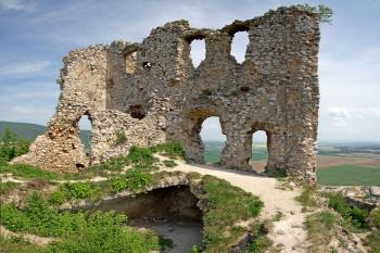 jihovýchodní palác od jihozápadní bašty (© Pavel Zany Komárek, 10. 5. 2009)