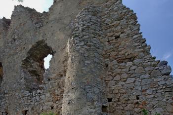 jihovýchodní palác - východní nároží s oblým pilířem a navazující budovou mladšího křídla (© Pavel Zany Komárek, 10. 5. 2009)