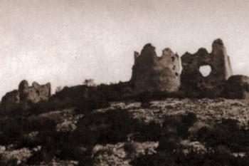 hrad od jihu na historické pohlednici z meziválečného období (© reprofoto: Slámka, Miroslav (ed.): Krajina hradov: slovenské hrady na starých pohľadniciach, IGES, Pezinok 2010)