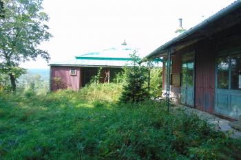 Vzadu vlastní zámek, vpravo vstupní oddělený trakt (© Dušan Dohňanský 08/2020)