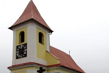 Kaple sv. Petra a Pavla v obci Véska. ( © Pavel Vítek 01/2014)